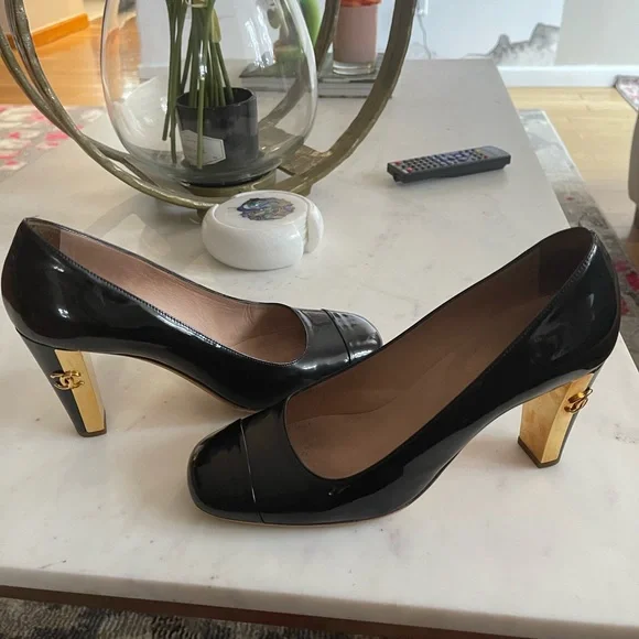 - Timeless Chanel shoes - Picture 8 of 9